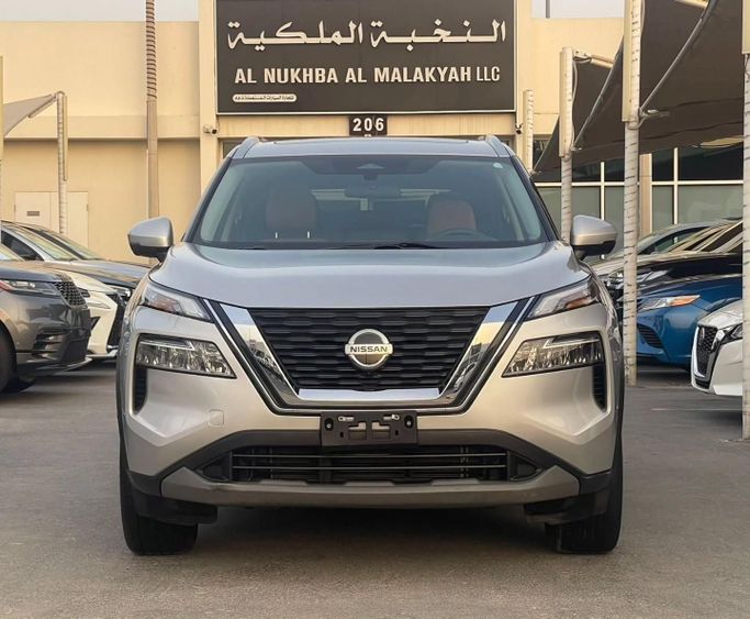 Подержанный Nissan Rogue III, 2.5 л, 2021 в Шардже от Al Nukhba Al Malakyah Used Cars Серебристый цвет. Американская | AUTO.AE