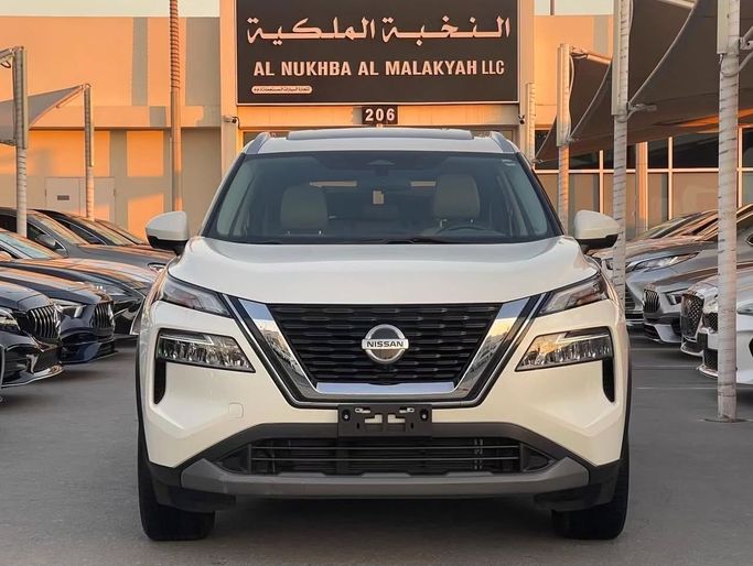Подержанный Nissan Rogue III, 2.5 л, 2021 в Шардже от Al Nukhba Al Malakyah Used Cars Белый цвет. Американская | AUTO.AE