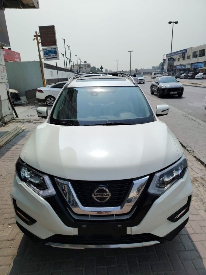 Подержанный Nissan Rogue II Рестайлинг, 2.5 л, 2018 в Шардже Белый цвет. Американская | AUTO.AE