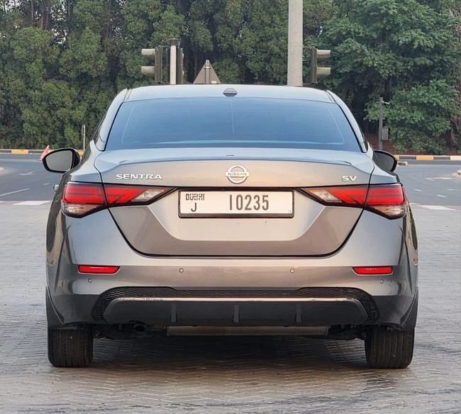 Подержанный Nissan Sentra VIII (B18), 2.0 л, 2022 в Шардже от Nassem Al Sham Used Cars Серый цвет. Американская | AUTO.AE