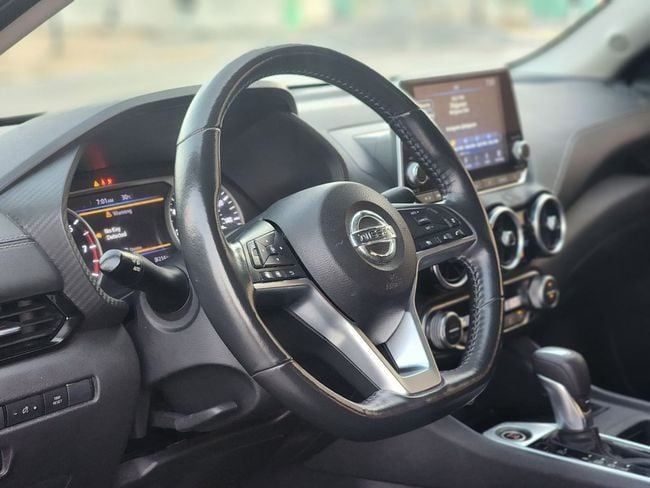 Подержанный Nissan Sentra VIII (B18), 2.0 л, 2022 в Шардже от Nassem Al Sham Used Cars Серый цвет. Американская | AUTO.AE