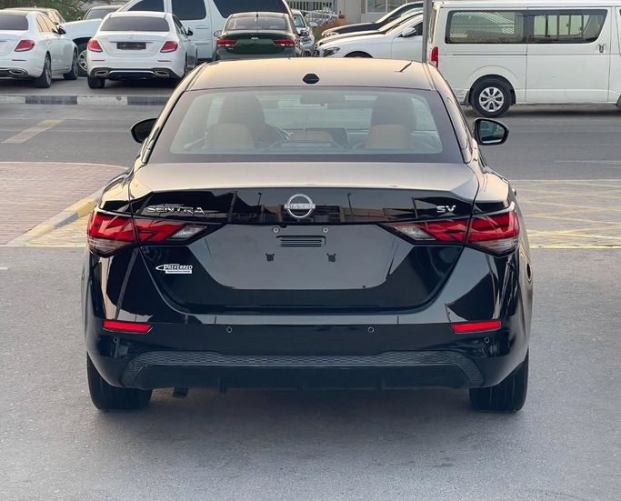 Подержанный Nissan Sentra VIII (B18) Рестайлинг, 2.0 л, 2024 в Шардже от Al Nukhba Al Malakyah Used Cars Черный цвет. Американская | AUTO.AE
