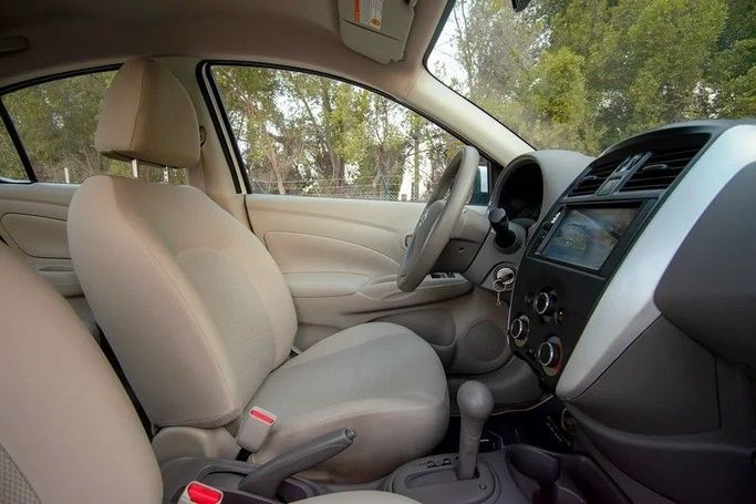 Подержанный Nissan Sunny N17 Рестайлинг, 1.5 л, 2023 в Шардже от First Choice Cars Белый цвет. GCC | AUTO.AE