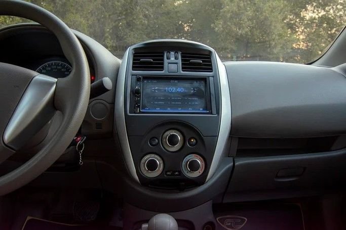 Подержанный Nissan Sunny N17 Рестайлинг, 1.5 л, 2023 в Шардже от First Choice Cars Белый цвет. GCC | AUTO.AE