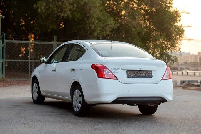 Подержанный Nissan Sunny N17 Рестайлинг, 1.5 л, 2023 в Шардже от First Choice Cars Белый цвет. GCC | AUTO.AE