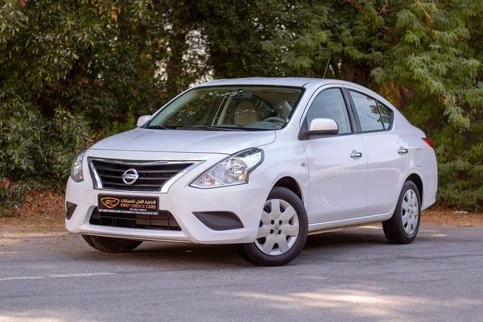 Подержанный Nissan Sunny N17 Рестайлинг, 1.5 л, 2022 в Шардже от First Choice Cars Белый цвет. GCC | AUTO.AE