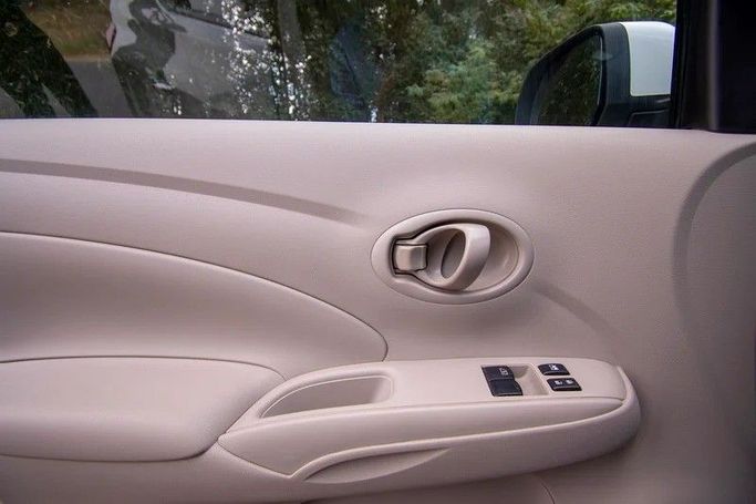 Подержанный Nissan Sunny N17 Рестайлинг, 1.5 л, 2022 в Шардже от First Choice Cars Белый цвет. GCC | AUTO.AE