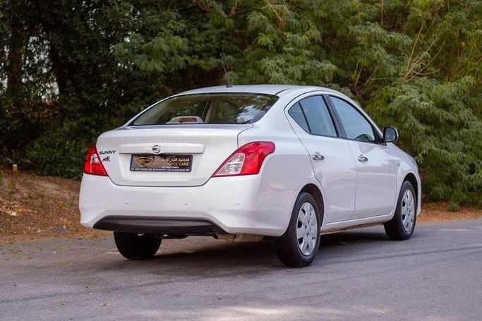 Подержанный Nissan Sunny N17 Рестайлинг, 1.5 л, 2022 в Шардже от First Choice Cars Белый цвет. GCC | AUTO.AE