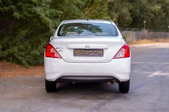 Подержанный Nissan Sunny N17 Рестайлинг, 1.5 л, 2022 в Шардже от First Choice Cars Белый цвет. GCC | AUTO.AE