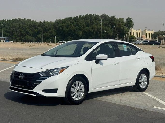 Подержанный Nissan Sunny N18 Рестайлинг, 1.6 л, 2024 в Шардже от Noor Al Seyoh Used Cars Белый цвет. GCC | AUTO.AE