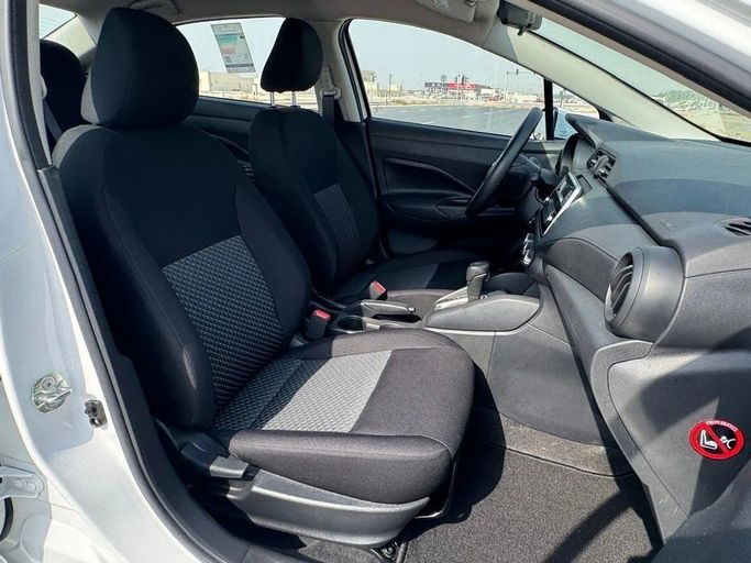 Подержанный Nissan Sunny N18 Рестайлинг, 1.6 л, 2024 в Шардже от Noor Al Seyoh Used Cars Белый цвет. GCC | AUTO.AE