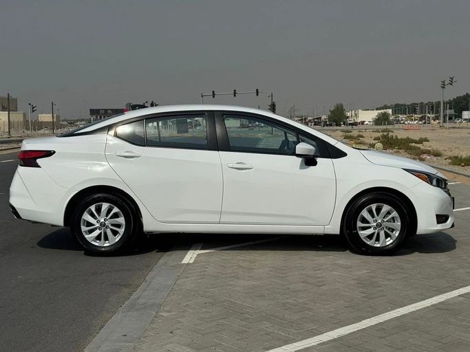Подержанный Nissan Sunny N18 Рестайлинг, 1.6 л, 2024 в Шардже от Noor Al Seyoh Used Cars Белый цвет. GCC | AUTO.AE