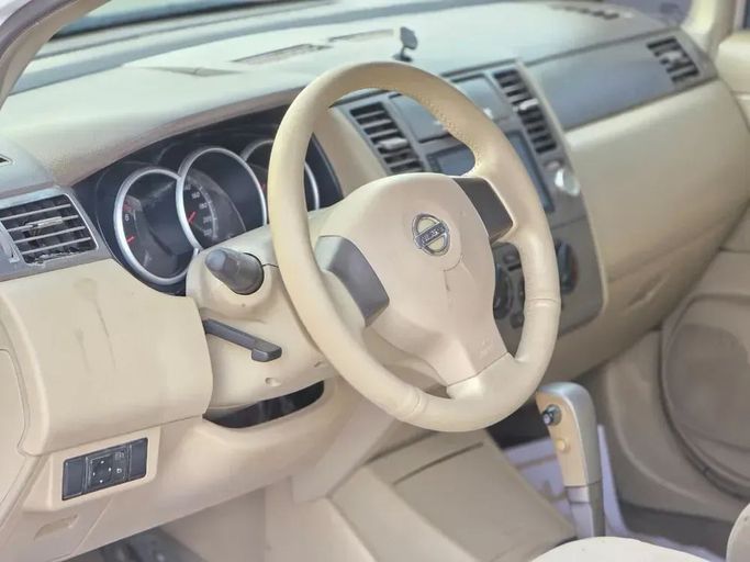 Подержанный Nissan Tiida I Рестайлинг, 1.6 л, 2011 в Шардже от Al Sayed Ezzat Khamis Белый цвет. GCC | AUTO.AE