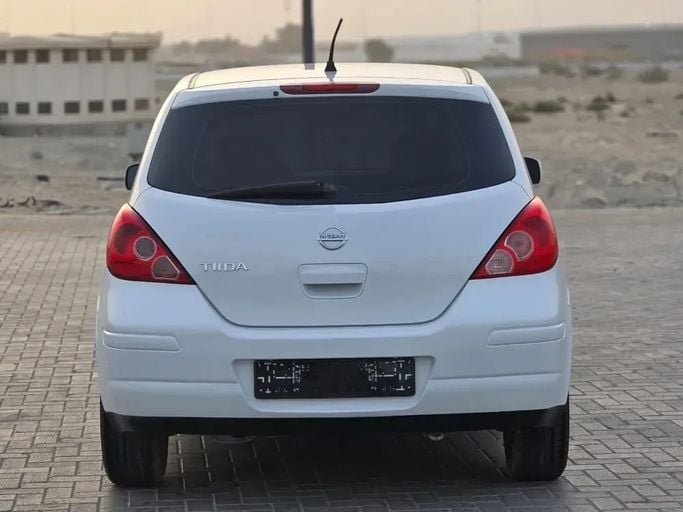 Подержанный Nissan Tiida I Рестайлинг, 1.6 л, 2011 в Шардже от Al Sayed Ezzat Khamis Белый цвет. GCC | AUTO.AE