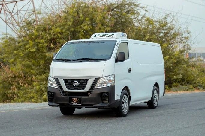 Подержанный Nissan Urvan V (E26) / NV350 Urvan, 2.5 л, 2022 в Шардже от First Choice Cars Белый цвет. GCC | AUTO.AE