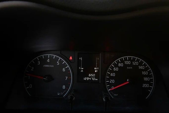 Подержанный Nissan Urvan V (E26) / NV350 Urvan, 2.5 л, 2022 в Шардже от First Choice Cars Белый цвет. GCC | AUTO.AE