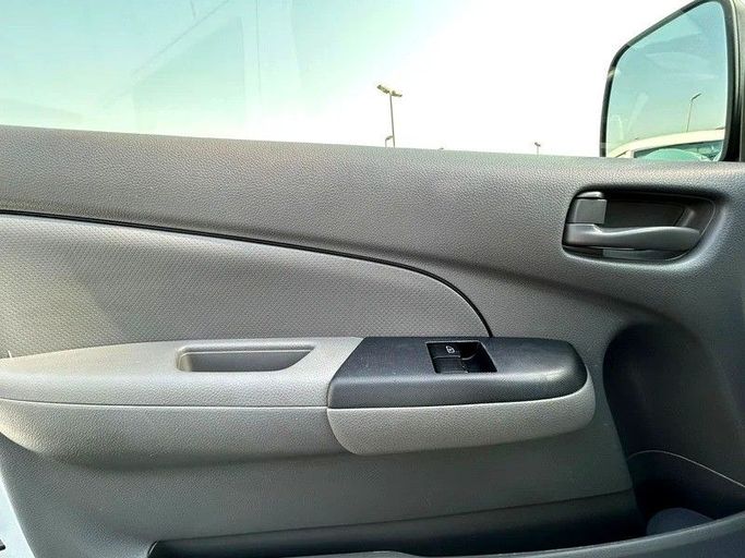 Подержанный Nissan Urvan V (E26) / NV350 Urvan, 2.5 л, 2022 в Шардже от First Choice Cars Белый цвет. GCC | AUTO.AE