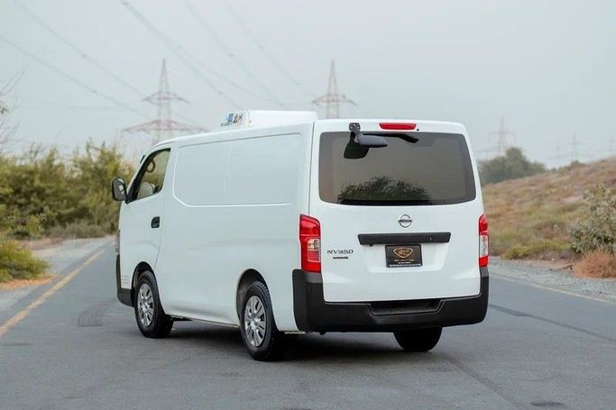 Подержанный Nissan Urvan V (E26) / NV350 Urvan, 2.5 л, 2022 в Шардже от First Choice Cars Белый цвет. GCC | AUTO.AE