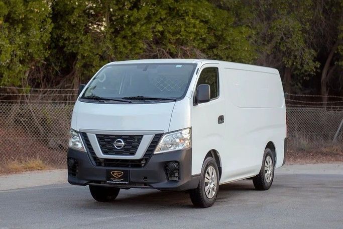 Подержанный Nissan Urvan V (E26) / NV350 Urvan, 2.5 л, 2022 в Шардже от First Choice Cars Белый цвет. GCC | AUTO.AE
