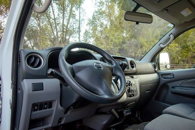 Подержанный Nissan Urvan V (E26) / NV350 Urvan, 2.5 л, 2022 в Шардже от First Choice Cars Белый цвет. GCC | AUTO.AE