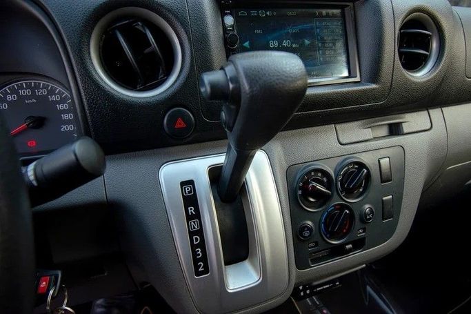 Подержанный Nissan Urvan V (E26) / NV350 Urvan, 2.5 л, 2022 в Шардже от First Choice Cars Белый цвет. GCC | AUTO.AE