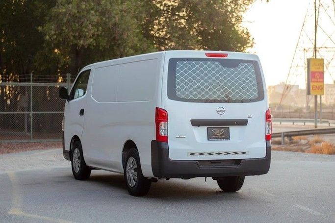 Подержанный Nissan Urvan V (E26) / NV350 Urvan, 2.5 л, 2022 в Шардже от First Choice Cars Белый цвет. GCC | AUTO.AE