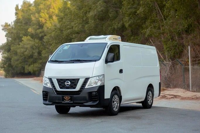 Подержанный Nissan Urvan V (E26) / NV350 Urvan, 2.5 л, 2022 в Шардже от First Choice Cars Белый цвет. GCC | AUTO.AE