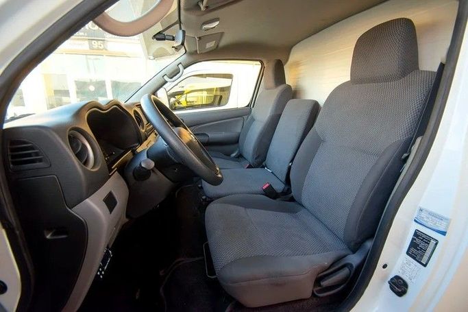 Подержанный Nissan Urvan V (E26) / NV350 Urvan, 2.5 л, 2022 в Шардже от First Choice Cars Белый цвет. GCC | AUTO.AE