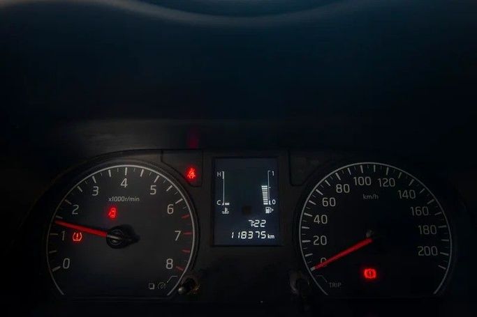 Подержанный Nissan Urvan V (E26) / NV350 Urvan, 2.5 л, 2022 в Шардже от First Choice Cars Белый цвет. GCC | AUTO.AE