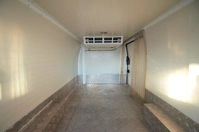 Подержанный Nissan Urvan V (E26) / NV350 Urvan, 2.5 л, 2022 в Шардже от First Choice Cars Белый цвет. GCC | AUTO.AE