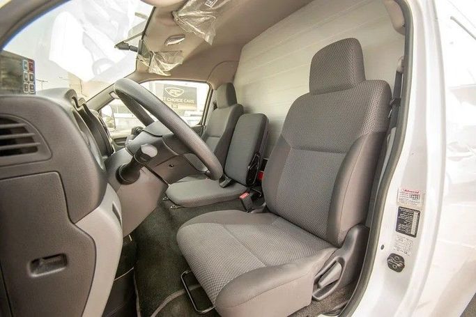 Подержанный Nissan Urvan V (E26) / NV350 Urvan, 2.5 л, 2022 в Шардже от First Choice Cars Белый цвет. GCC | AUTO.AE