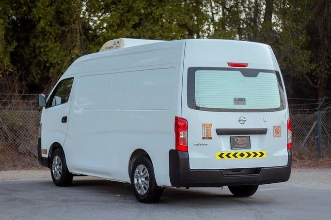 Подержанный Nissan Urvan V (E26) / NV350 Urvan, 2.5 л, 2022 в Шардже от First Choice Cars Белый цвет. GCC | AUTO.AE