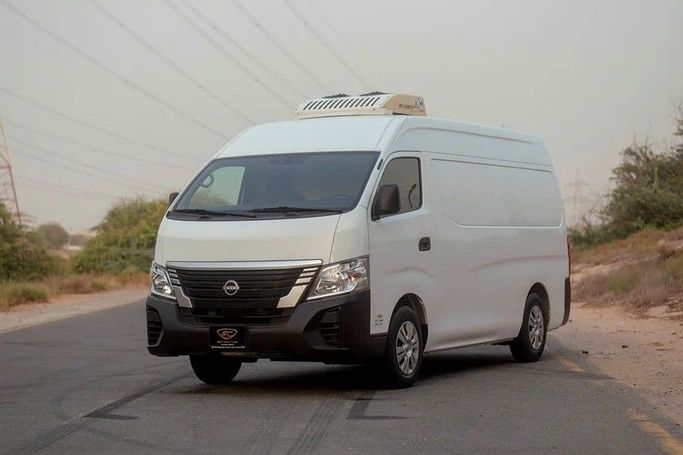 Подержанный Nissan Urvan V (E26) / NV350 Urvan, 2.5 л, 2023 в Шардже от First Choice Cars Белый цвет. GCC | AUTO.AE