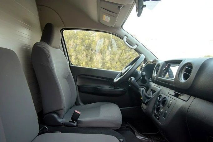 Подержанный Nissan Urvan V (E26) / NV350 Urvan, 2.5 л, 2023 в Шардже от First Choice Cars Белый цвет. GCC | AUTO.AE