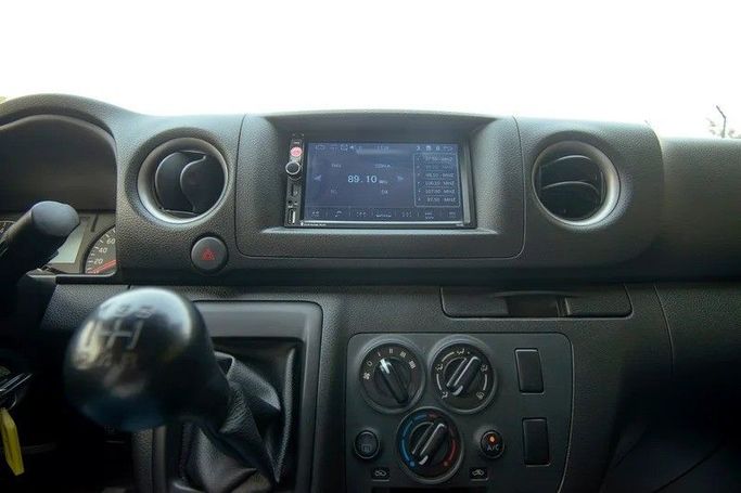 Подержанный Nissan Urvan V (E26) / NV350 Urvan, 2.5 л, 2023 в Шардже от First Choice Cars Белый цвет. GCC | AUTO.AE