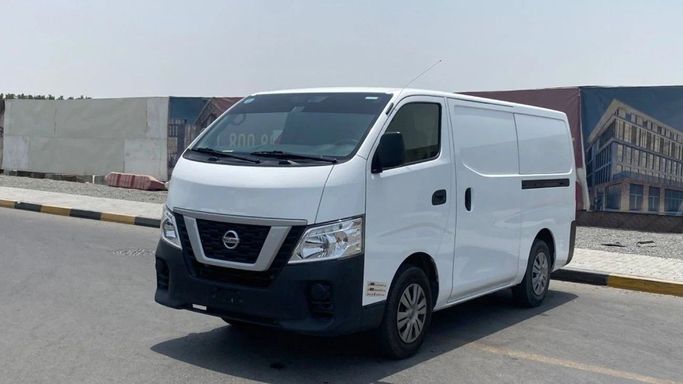 Подержанный Nissan Urvan V (E26) / NV350 Urvan, 2.5 л, 2022 в Шардже от Halla Cars Белый цвет. GCC | AUTO.AE