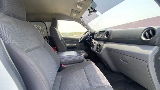 Подержанный Nissan Urvan V (E26) / NV350 Urvan, 2.5 л, 2022 в Шардже от Halla Cars Белый цвет. GCC | AUTO.AE