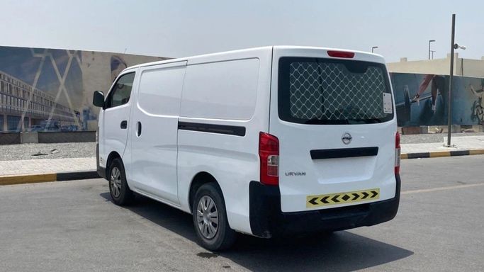 Подержанный Nissan Urvan V (E26) / NV350 Urvan, 2.5 л, 2022 в Шардже от Halla Cars Белый цвет. GCC | AUTO.AE