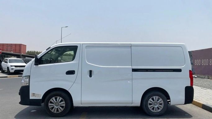 Подержанный Nissan Urvan V (E26) / NV350 Urvan, 2.5 л, 2022 в Шардже от Halla Cars Белый цвет. GCC | AUTO.AE