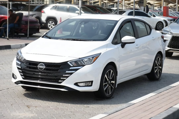 Подержанный Nissan Versa III Рестайлинг, 1.6 л, 2025 в Шардже от Alfaris Used Cars Белый цвет. Other | AUTO.AE