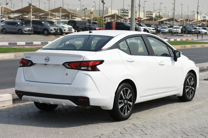 Подержанный Nissan Versa III Рестайлинг, 1.6 л, 2025 в Шардже от Alfaris Used Cars Белый цвет. Other | AUTO.AE