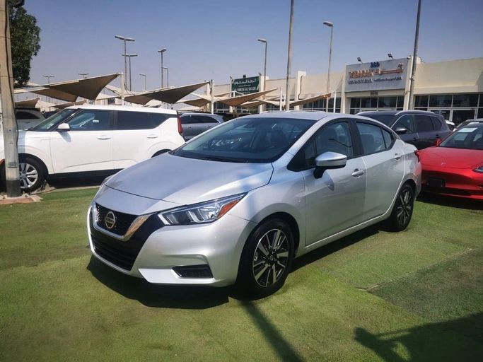Подержанный Nissan Versa III, 1.6 л, 2021 в Шардже от Tabarak Used Cars Серебристый цвет. Американская | AUTO.AE