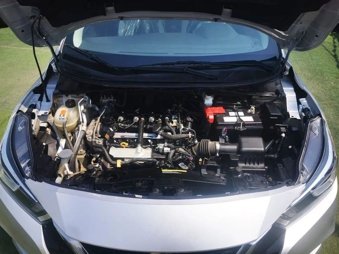 Подержанный Nissan Versa III, 1.6 л, 2021 в Шардже от Tabarak Used Cars Серебристый цвет. Американская | AUTO.AE