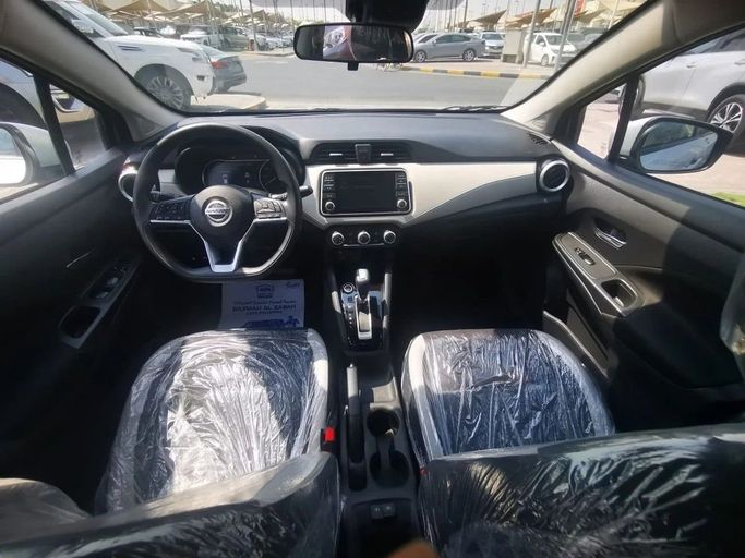 Подержанный Nissan Versa III, 1.6 л, 2021 в Шардже от Tabarak Used Cars Серебристый цвет. Американская | AUTO.AE