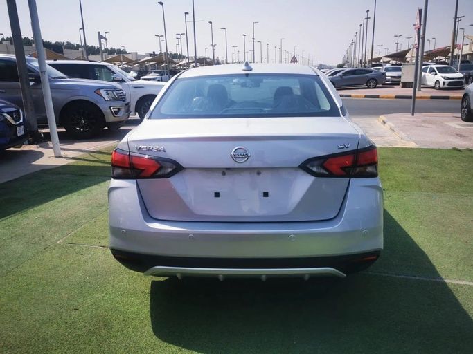 Подержанный Nissan Versa III, 1.6 л, 2021 в Шардже от Tabarak Used Cars Серебристый цвет. Американская | AUTO.AE