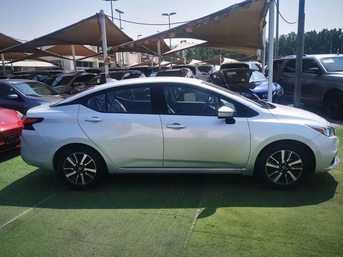 Подержанный Nissan Versa III, 1.6 л, 2021 в Шардже от Tabarak Used Cars Серебристый цвет. Американская | AUTO.AE