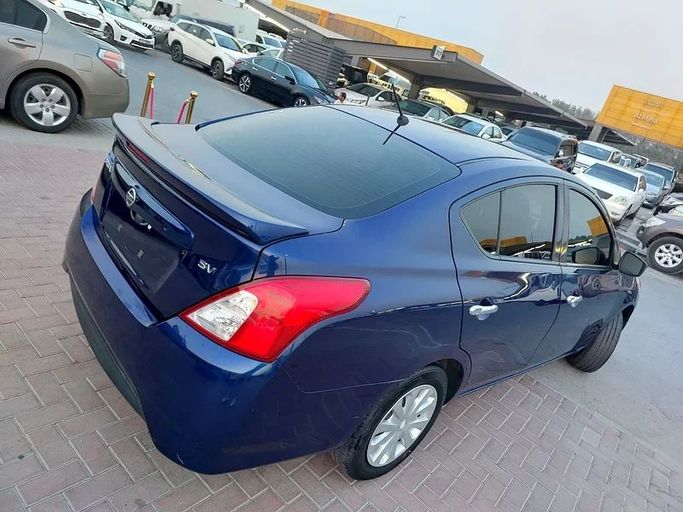 Подержанный Nissan Versa II Рестайлинг, 1.6 л, 2019 в Шардже от Al Aqsa Used Cars Тёмно-синий цвет. Американская | AUTO.AE