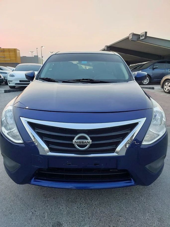 Подержанный Nissan Versa II Рестайлинг, 1.6 л, 2019 в Шардже от Al Aqsa Used Cars Тёмно-синий цвет. Американская | AUTO.AE