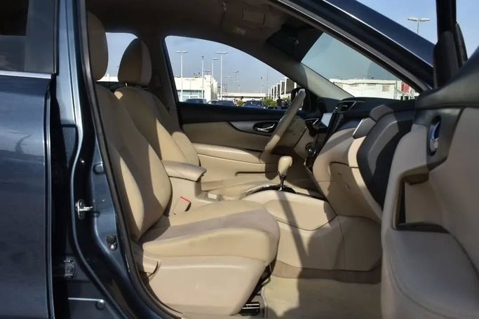 Подержанный Nissan X-Trail III, 2.5 л, 2016 в Шардже от Alfaris Used Cars Серый цвет. GCC | AUTO.AE