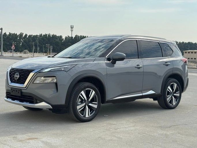 Подержанный Nissan X-Trail IV, 2.5 л, 2024 в Шардже от Noor Al Seyoh Used Cars Серый цвет. GCC | AUTO.AE